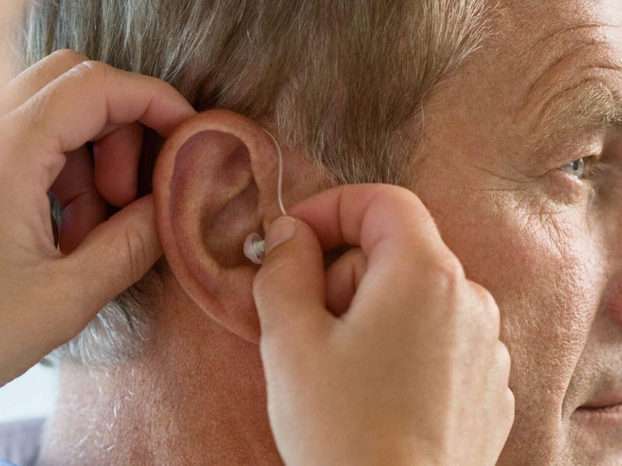 5 Biểu hiện giảm thính lực không thể bỏ qua