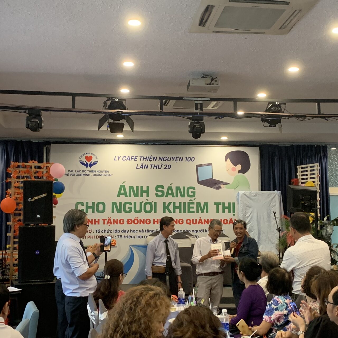 Ly cà phê mang ánh sáng đến người khiếm thị